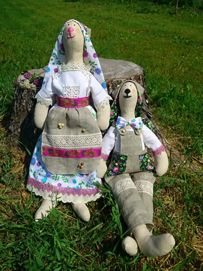 Сельские зайцы в народном костюме