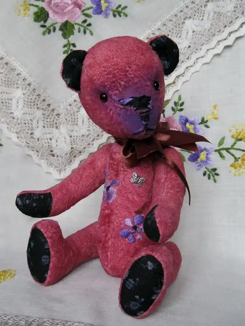Мишка тедди с цветами Брусничный Барри