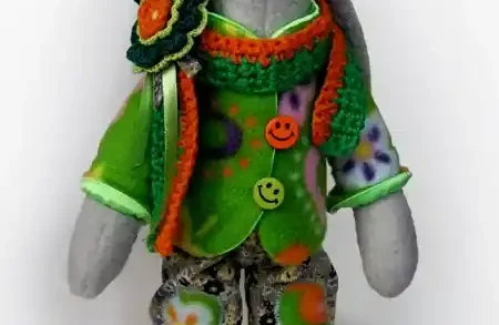 Заяц тильда в зеленом