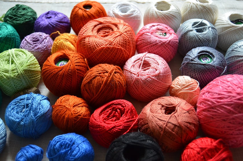 Разнообразные ткани и нитки