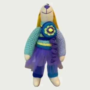 Сиреневая зайка Тильда стоит