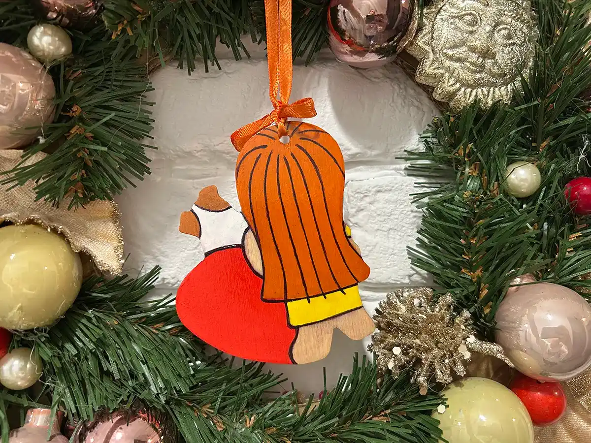 Сердечный сувенир - девочка с собачкой (вид сзади)