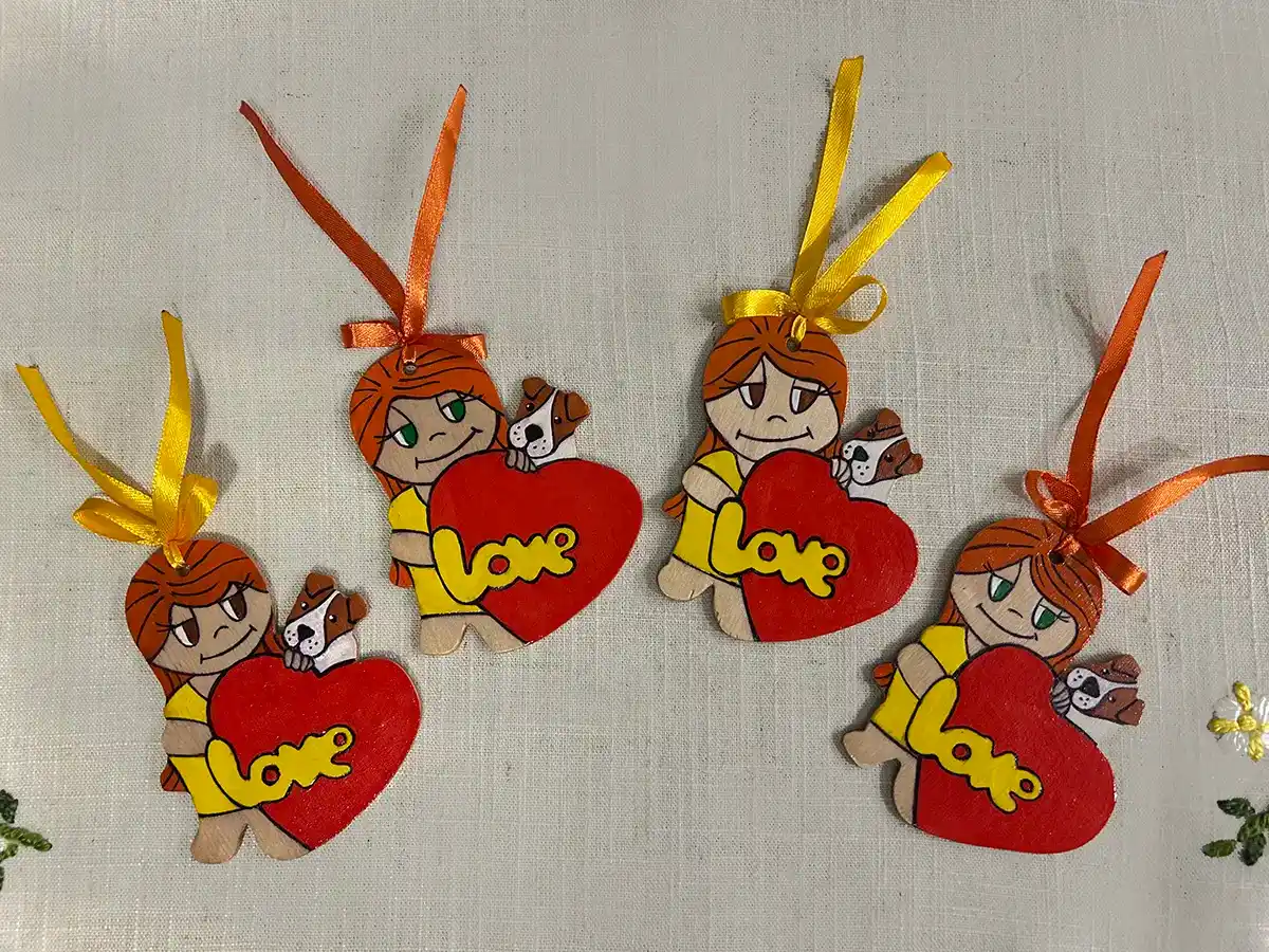 Магнитик на холодильник Love is